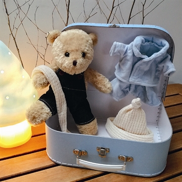 Morris i kuffert med tøj